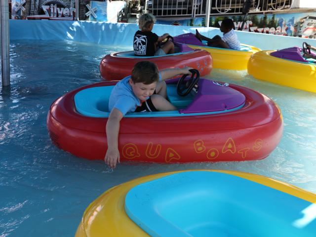 (260802) -- LOS ANGELES, Aug. 2, 2026 (Xinhua) -- Kids cool off at a water park in Orange County, California, the United States, Aug. 1, 2026. Blistering heat blanketed the western United States on Saturday, with temperatures hovering near record highs, increasing the risks of heat-related illness and wildfire.
  The U.S. National Weather Service (NWS) has issued extreme heat warnings for parts of California, Arizona, Nevada, and Utah, with temperatures in some southwestern deserts forecast to reach 49 degrees Celsius. (Photo by Qiu Chen/Xinhua)
