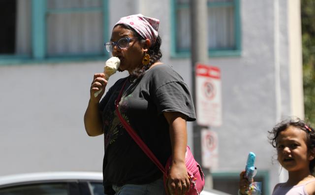 (260802) -- LOS ANGELES, Aug. 2, 2026 (Xinhua) -- People eat ice cream amid heat waves in Los Angeles, California, the United States, Aug. 1, 2026. Blistering heat blanketed the western United States on Saturday, with temperatures hovering near record highs, increasing the risks of heat-related illness and wildfire.
  The U.S. National Weather Service (NWS) has issued extreme heat warnings for parts of California, Arizona, Nevada, and Utah, with temperatures in some southwestern deserts forecast to reach 49 degrees Celsius. (Photo by Zeng Hui/Xinhua)