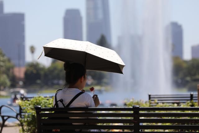 (260802) -- LOS ANGELES, Aug. 2, 2026 (Xinhua) -- A woman eats watermelon amid heat waves at a park in Los Angeles, California, the United States, Aug. 1, 2026. Blistering heat blanketed the western United States on Saturday, with temperatures hovering near record highs, increasing the risks of heat-related illness and wildfire.
  The U.S. National Weather Service (NWS) has issued extreme heat warnings for parts of California, Arizona, Nevada, and Utah, with temperatures in some southwestern deserts forecast to reach 49 degrees Celsius. (Photo by Zeng Hui/Xinhua)