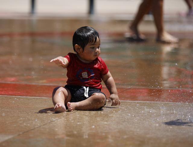 (260802) -- LOS ANGELES, Aug. 2, 2026 (Xinhua) -- A kid cools off in a fountain in Orange County, California, the United States, Aug. 1, 2026. Blistering heat blanketed the western United States on Saturday, with temperatures hovering near record highs, increasing the risks of heat-related illness and wildfire.
  The U.S. National Weather Service (NWS) has issued extreme heat warnings for parts of California, Arizona, Nevada, and Utah, with temperatures in some southwestern deserts forecast to reach 49 degrees Celsius. (Photo by Qiu Chen/Xinhua)