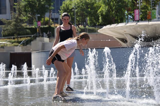 (260802) -- LOS ANGELES, Aug. 2, 2026 (Xinhua) -- People cool off in a fountain amid heat waves in Los Angeles, California, the United States, Aug. 1, 2026. Blistering heat blanketed the western United States on Saturday, with temperatures hovering near record highs, increasing the risks of heat-related illness and wildfire.
  The U.S. National Weather Service (NWS) has issued extreme heat warnings for parts of California, Arizona, Nevada, and Utah, with temperatures in some southwestern deserts forecast to reach 49 degrees Celsius. (Photo by Zeng Hui/Xinhua)