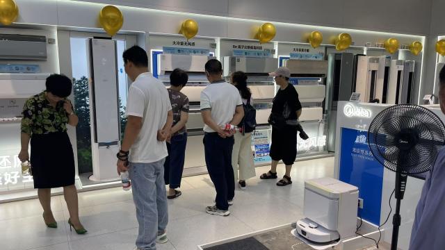 (260802) -- NANNING, Aug. 2, 2026 (Xinhua) -- Consumers shop for household appliances at a shopping mall in Beihai, south China's Guangxi Zhuang Autonomous Region, May 16, 2026. TO GO WITH "Economic Watch: Trade-in program drives smart, green cooling upgrade across China" (Xinhua)