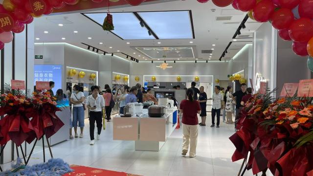 (260802) -- NANNING, Aug. 2, 2026 (Xinhua) -- Consumers shop for household appliances at a shopping mall in Beihai, south China's Guangxi Zhuang Autonomous Region, May 23, 2026. TO GO WITH "Economic Watch: Trade-in program drives smart, green cooling upgrade across China" (Xinhua)