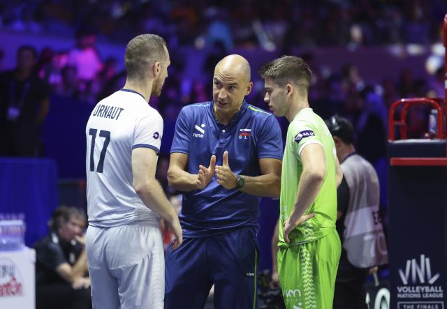 (260802) -- NINGBO, Aug. 2, 2026 (Xinhua) -- Fabio Soli (C), head coach of Slovenia, gives instructions during the 3rd-place match between Slovenia and Japan at the 2026 Volleyball Nations League (VNL) Men's Final Round in Ningbo, east China's Zhejiang Province, Aug. 2, 2026. (Photo by Suo Xianglu/Xinhua)