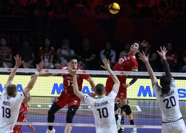 (260802) -- NINGBO, Aug. 2, 2026 (Xinhua) -- Takahashi Ran (2nd R) of Japan spikes the ball during the 3rd-place match between Slovenia and Japan at the 2026 Volleyball Nations League (VNL) Men's Final Round in Ningbo, east China's Zhejiang Province, Aug. 2, 2026. (Photo by Suo Xianglu/Xinhua)