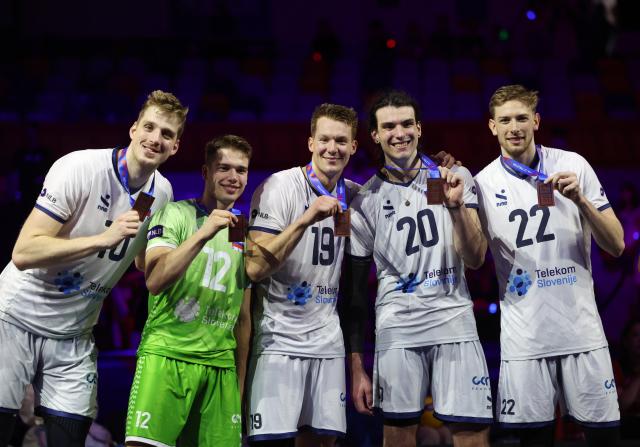 (260802) -- NINGBO, Aug. 2, 2026 (Xinhua) -- Players of Slovenia celebrate with their medals during the 3rd-place match between Slovenia and Japan at the 2026 Volleyball Nations League (VNL) Men's Final Round in Ningbo, east China's Zhejiang Province, Aug. 2, 2026. (Photo by Suo Xianglu/Xinhua)