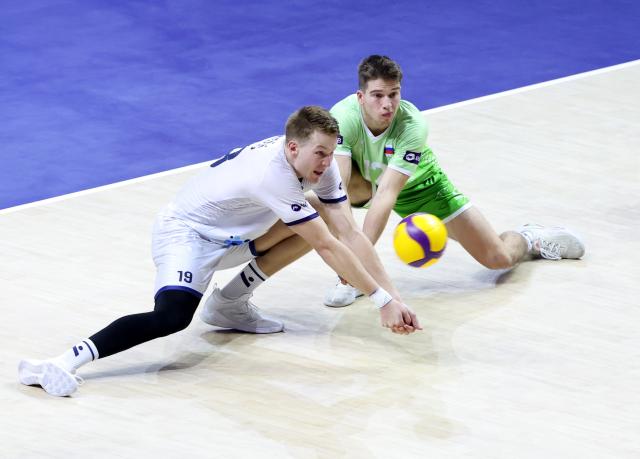 (260802) -- NINGBO, Aug. 2, 2026 (Xinhua) -- Rok Mozic (L) of Slovenia digs the ball during the 3rd-place match between Slovenia and Japan at the 2026 Volleyball Nations League (VNL) Men's Final Round in Ningbo, east China's Zhejiang Province, Aug. 2, 2026. (Photo by Suo Xianglu/Xinhua)
