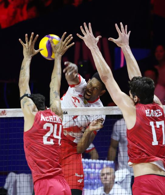 (260802) -- NINGBO, Aug. 2, 2026 (Xinhua) -- Wilfredo Leon Venero (C) of Poland spikes the ball during the final match between Poland and the United States at the 2026 Volleyball Nations League (VNL) Men's Final Round in Ningbo, east China's Zhejiang Province, Aug. 2, 2026. (Photo by Suo Xianglu/Xinhua)