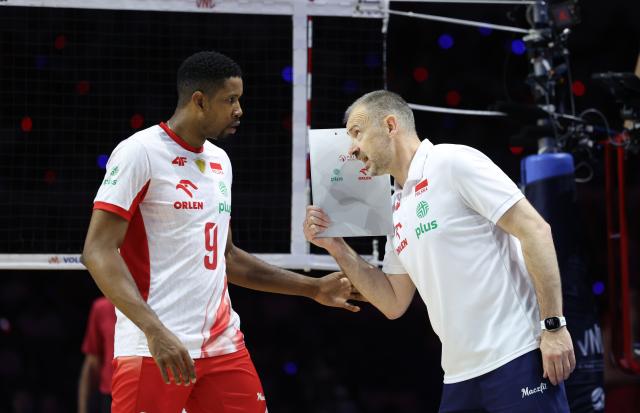 (260802) -- NINGBO, Aug. 2, 2026 (Xinhua) -- Nikola Grbic (R), head coach of Poland, talks to player Wilfredo Leon Venero during the final match between Poland and the United States at the 2026 Volleyball Nations League (VNL) Men's Final Round in Ningbo, east China's Zhejiang Province, Aug. 2, 2026. (Photo by Suo Xianglu/Xinhua)