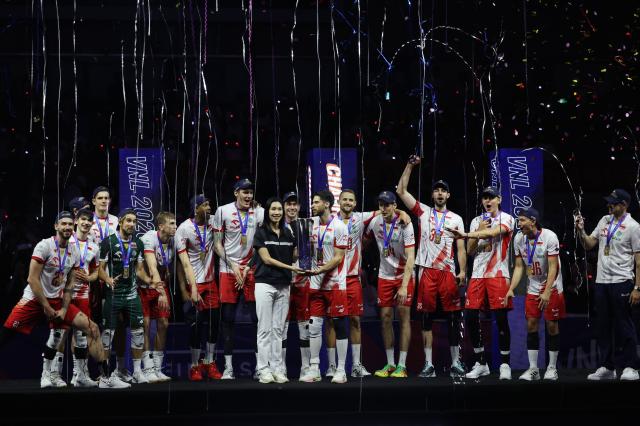 (260802) -- NINGBO, Aug. 2, 2026 (Xinhua) -- Champions team of Poland celebrate during the awarding ceremony after the final match between Poland and the United States at the 2026 Volleyball Nations League (VNL) Men's Final Round in Ningbo, east China's Zhejiang Province, Aug. 2, 2026. (Photo by Suo Xianglu/Xinhua)
