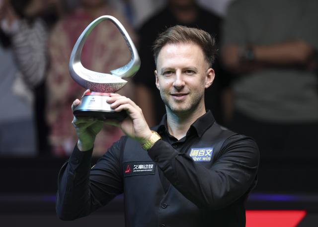 (260802) -- SHANGHAI, Aug. 2, 2026 (Xinhua) -- Judd Trump poses with the trophy after winnig the final match between Judd Trump of England and Kyren Wilson of England at the World Snooker Shanghai Masters 2026 in Shanghai, east China, Aug. 2, 2026. (Xinhua/Chen Haoming)