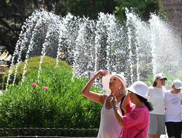 (260802) -- VERONA, Aug. 2, 2026 (Xinhua) -- Photo taken on Aug. 2, 2026 shows tourists visiting the city in Verona, Italy. (Photo by Alberto Lingria/Xinhua)