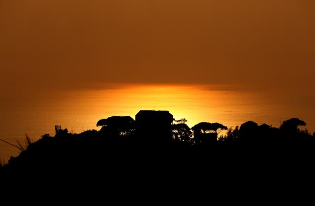 (260802) -- BEIRUT, Aug. 2, 2026 (Xinhua) -- Photo taken on August 2, 2026, shows a view of the sunset moment following a hot day in Beirut, Lebanon. (Photo by Bilal Jawich/Xinhua)
