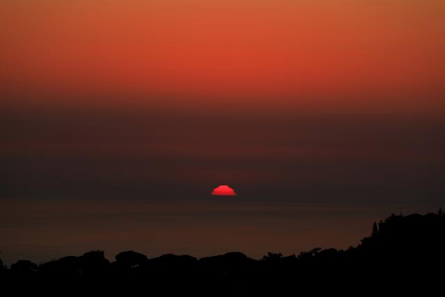 (260802) -- BEIRUT, Aug. 2, 2026 (Xinhua) -- Photo taken on August 2, 2026, shows a view of the sunset moment following a hot day in Beirut, Lebanon. (Photo by Bilal Jawich/Xinhua)