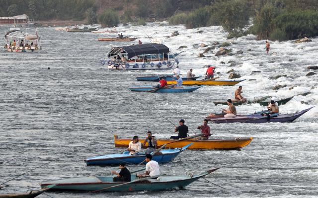 (260802) -- CAIRO, Aug. 2, 2026 (Xinhua) -- People fish at a riffle on the Nile River to escape the heat of summer in Qalyubia Governorate, Egypt, on August 2, 2026. (Photo by Ahmed Gomaa/Xinhua)