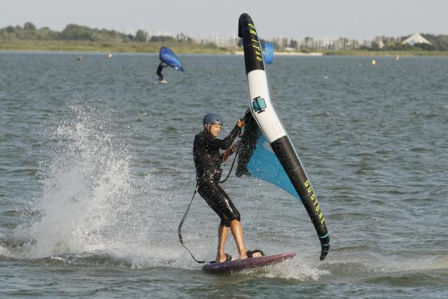 (260803) -- FRIESLAND, Aug. 3, 2026 (Xinhua) -- A surfing enthusiast surfs on the Ijsselmeer lake near Kornwerderzand in Friesland Province, the Netherlands, Aug. 2, 2026. (Xinhua/Shao Haijun)
