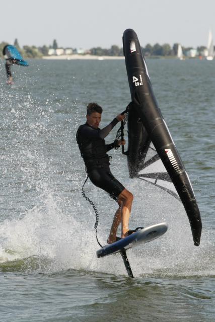 (260803) -- FRIESLAND, Aug. 3, 2026 (Xinhua) -- A surfing enthusiast surfs on the Ijsselmeer lake near Kornwerderzand in Friesland Province, the Netherlands, Aug. 2, 2026. (Xinhua/Shao Haijun)