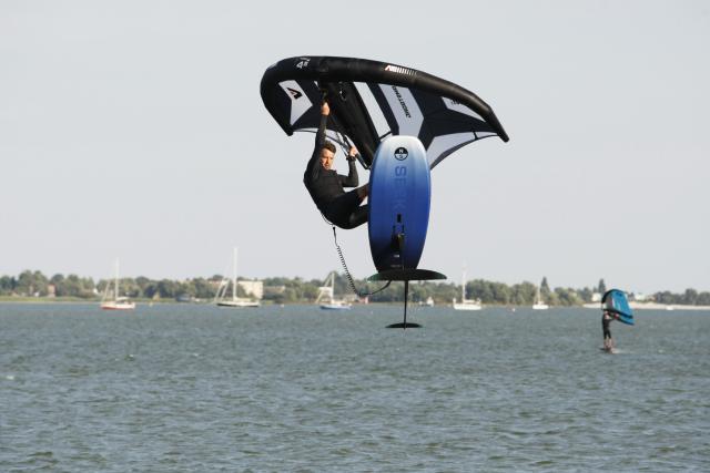 (260803) -- FRIESLAND, Aug. 3, 2026 (Xinhua) -- Surfing enthusiasts surf on the Ijsselmeer lake near Kornwerderzand in Friesland Province, the Netherlands, Aug. 2, 2026. (Xinhua/Shao Haijun)