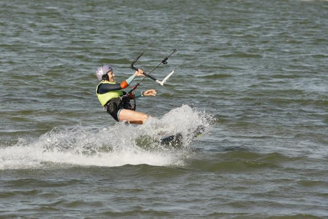(260803) -- FRIESLAND, Aug. 3, 2026 (Xinhua) -- A surfing enthusiast surfs on the Ijsselmeer lake near Kornwerderzand in Friesland Province, the Netherlands, Aug. 2, 2026. (Xinhua/Shao Haijun)