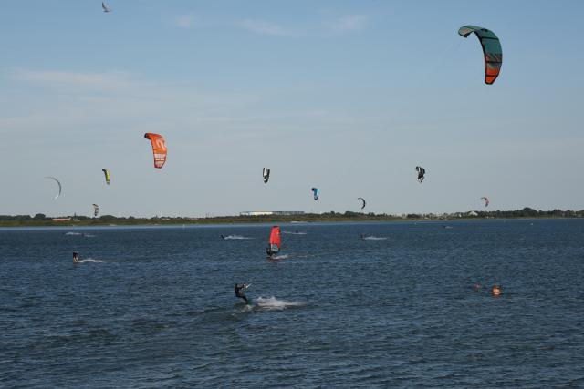 (260803) -- FRIESLAND, Aug. 3, 2026 (Xinhua) -- Surfing enthusiasts surf on the Ijsselmeer lake near Kornwerderzand in Friesland Province, the Netherlands, Aug. 2, 2026. (Xinhua/Shao Haijun)