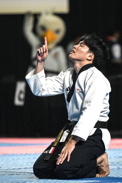 (260803) -- JAKARTA, Aug. 3, 2026 (Xinhua) -- Andi Sultan of Indonesia celebrates after winning the Men Over 17 Poomsae Freestyle Individual of Taekwondo on the 8th Asian Taekwondo Indonesia Open Championships 2026 in Jakarta, Indonesia, Aug. 2, 2026. (Xinhua/Agung Kuncahya B.)