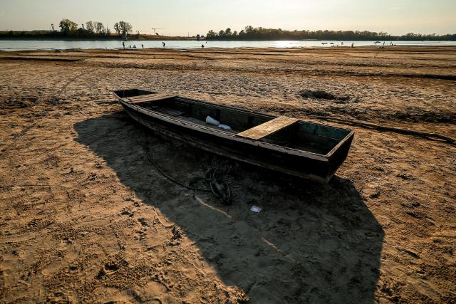 (260803) -- BUDAPEST, Aug. 3, 2026 (Xinhua) -- This photo taken on Aug. 2, 2026 shows the exposed riverbed of the Danube River in Dunaszentbenedek, Hungary. Hungary is entering its "most critical 5 days" as dropping water levels on the Danube River threaten the complete shutdown of the Paks nuclear power plant amid an extreme heatwave, Hungary's Prime Minister Peter Magyar said on Sunday, warning that the plant could be shut down for more than a month. (Photo by David Balogh/Xinhua)