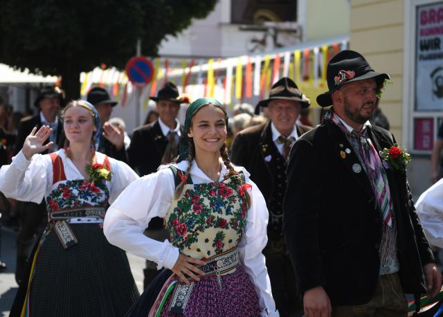 (260803) -- BEIJING, Aug. 3, 2026 (Xinhua) -- People participate in a traditional costume parade in Villach, Austria, Aug. 1, 2026. (Xinhua/He Canling)