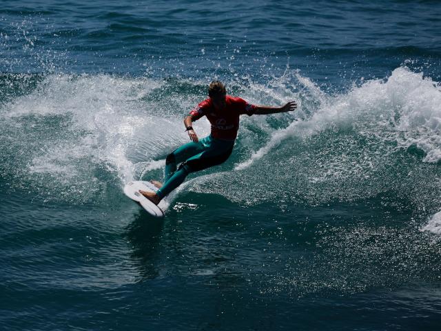 (260803) -- HUNTINGTON BEACH, Aug. 3, 2026 (Xinhua) -- A surfer competes in the Women's Final near the Huntington Beach pier during the 2026 Lexus U.S. Open of Surfing in Huntington Beach, California, the United States on Aug. 2, 2026. (Photo by Qiu Chen/Xinhua)