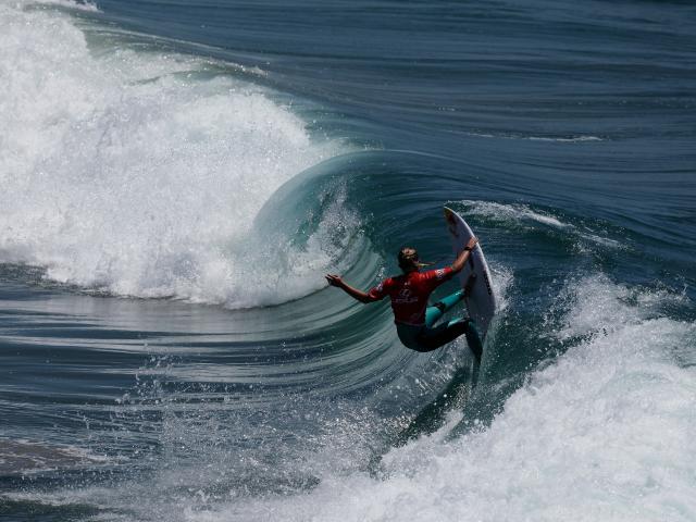 (260803) -- HUNTINGTON BEACH, Aug. 3, 2026 (Xinhua) -- A surfer competes in the Women's Final near the Huntington Beach pier during the 2026 Lexus U.S. Open of Surfing in Huntington Beach, California, the United States on Aug. 2, 2026. (Photo by Qiu Chen/Xinhua)