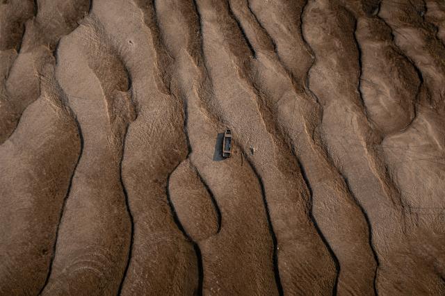 (260803) -- BUDAPEST, Aug. 3, 2026 (Xinhua) -- An aerial drone photo taken on Aug. 2, 2026 shows the exposed riverbed of the Danube River in Dunaszentbenedek, Hungary. Hungary is entering its "most critical 5 days" as dropping water levels on the Danube River threaten the complete shutdown of the Paks nuclear power plant amid an extreme heatwave, Hungary's Prime Minister Peter Magyar said on Sunday, warning that the plant could be shut down for more than a month. (Photo by David Balogh/Xinhua)