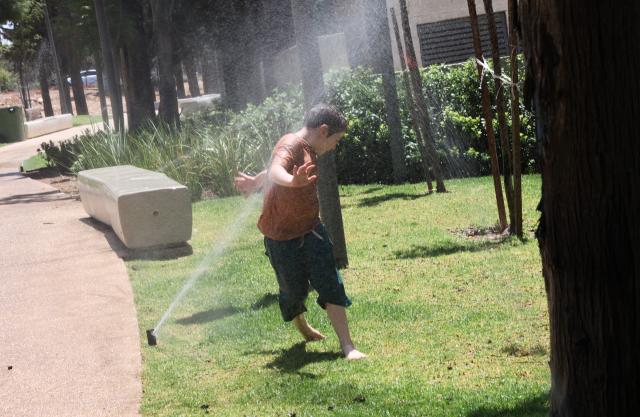 (260803) -- JERUSALEM, Aug. 3, 2026 (Xinhua) -- A child cools off during a heatwave at a park in Jerusalem, Aug. 2, 2026. A severe heatwave has swept across Jerusalem in recent days. (Photo by Gil Cohen Magen/Xinhua)