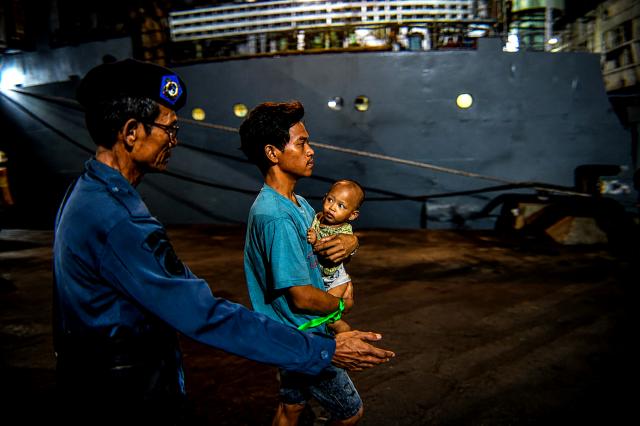 (260803) -- EAST JAVA, Aug. 3, 2026 (Xinhua) -- This photo taken with a mobile phone shows rescued passengers arriving in Surabaya after the vessel Mutiara Santosa 2 caught fire in East Java province, Indonesia, Aug. 3, 2026. Five people were killed and 41 others remained missing after the Mutiara Santosa 2 caught fire in the Java Sea north of Madura Island in Indonesia's East Java province, the National Search and Rescue Agency said Sunday.
  A total of 225 people had been evacuated, the agency said.
  The vessel, operating on the Surabaya-Makassar route, was carrying 271 people, including 232 passengers and 39 crew members. (Photo by Sahlan Kurniawan/Xinhua)