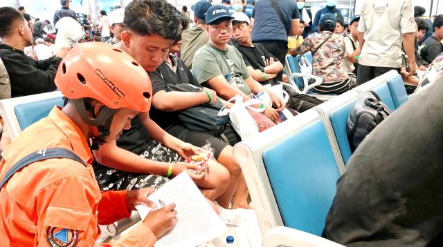 (260803) -- EAST JAVA, Aug. 3, 2026 (Xinhua) -- A rescuer collects information of rescued passengers in Surabaya after the vessel Mutiara Santosa 2 caught fire in East Java province, Indonesia, Aug. 3, 2026. Five people were killed and 41 others remained missing after the Mutiara Santosa 2 caught fire in the Java Sea north of Madura Island in Indonesia's East Java province, the National Search and Rescue Agency said Sunday.
  A total of 225 people had been evacuated, the agency said.
  The vessel, operating on the Surabaya-Makassar route, was carrying 271 people, including 232 passengers and 39 crew members. (Photo by Sahlan Kurniawan/Xinhua)