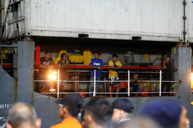 (260803) -- EAST JAVA, Aug. 3, 2026 (Xinhua) -- Rescued passengers arrive in Surabaya after the vessel Mutiara Santosa 2 caught fire in East Java province, Indonesia, Aug. 2, 2026. Five people were killed and 41 others remained missing after the Mutiara Santosa 2 caught fire in the Java Sea north of Madura Island in Indonesia's East Java province, the National Search and Rescue Agency said Sunday.
  A total of 225 people had been evacuated, the agency said.
  The vessel, operating on the Surabaya-Makassar route, was carrying 271 people, including 232 passengers and 39 crew members. (Photo by Sahlan Kurniawan/Xinhua)