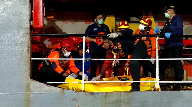 (260803) -- EAST JAVA, Aug. 3, 2026 (Xinhua) -- Rescuers arrive in Surabaya after the vessel Mutiara Santosa 2 caught fire in East Java province, Indonesia, Aug. 3, 2026. Five people were killed and 41 others remained missing after the Mutiara Santosa 2 caught fire in the Java Sea north of Madura Island in Indonesia's East Java province, the National Search and Rescue Agency said Sunday.
  A total of 225 people had been evacuated, the agency said.
  The vessel, operating on the Surabaya-Makassar route, was carrying 271 people, including 232 passengers and 39 crew members. (Photo by Sahlan Kurniawan/Xinhua)
