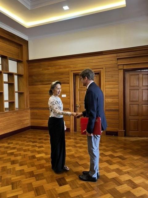 (260803) -- YANGON, Aug. 3, 2026 (Xinhua) -- This photo released on Aug. 3, 2026 shows Arnaud de Baecque (R), Resident Representative of the International Committee of the Red Cross (ICRC) to Myanmar, meeting with former State Counsellor Aung San Suu Kyi at an undisclosed location in Myanmar. (Myanmar's Presidential Press and Information Bureau/Handout via Xinhua)