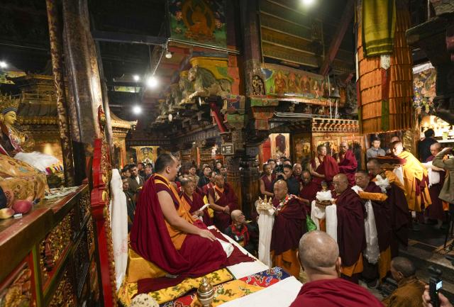 (260803) -- LHASA, Aug. 3, 2026 (Xinhua) -- Panchen Erdeni Chos-kyi rGyal-po is greeted by monks at Jokhang Temple in Lhasa, southwest China's Xizang Autonomous Region, Aug. 3, 2026. Panchen Erdeni Chos-kyi rGyal-po on Monday visited Jokhang Temple in his first Buddhist activity in southwest China's Xizang Autonomous Region this year.
TO GO WITH "Panchen Rinpoche participates in religious services in Lhasa's Jokhang Temple" (Xinhua/Jigme Dorje)