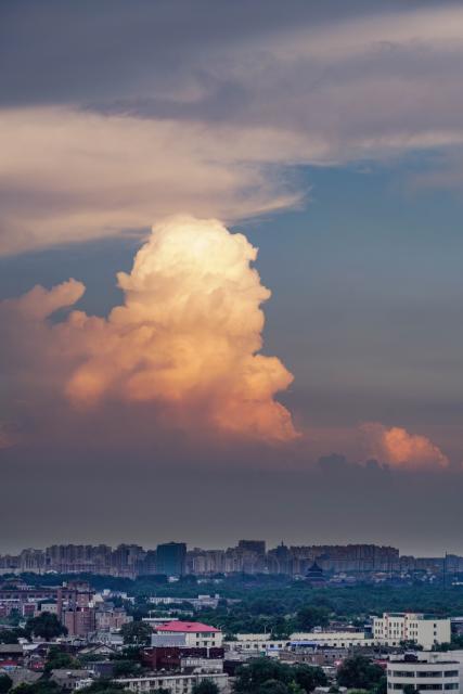 (260803) -- BEIJING, Aug. 3, 2026 (Xinhua) -- This photo taken on Aug. 3, 2026 shows a view after rain in Beijing, capital of China. (Xinhua/Du Juanjuan)