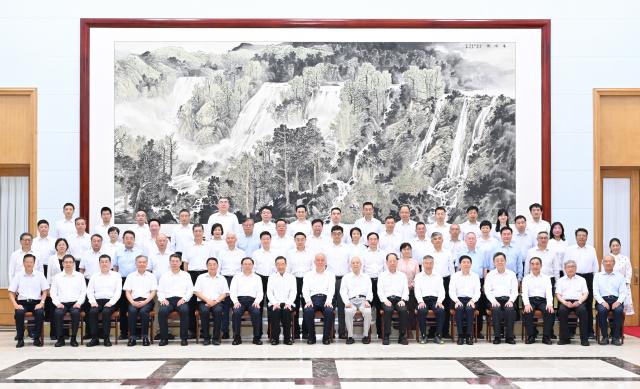 (260803) -- BEIDAIHE, Aug. 3, 2026 (Xinhua) -- Cai Qi, a member of the Standing Committee of the Political Bureau of the Communist Party of China (CPC) Central Committee and a member of the Secretariat of the CPC Central Committee, pays a visit to prominent experts on summer vacation in Beidaihe, a seaside resort in north China's Hebei Province, on Aug. 3, 2026. Entrusted by Xi Jinping, general secretary of the CPC Central Committee, Cai extended sincere greetings to experts across the country on behalf of the CPC Central Committee and the State Council. (Xinhua/Yue Yuewei)