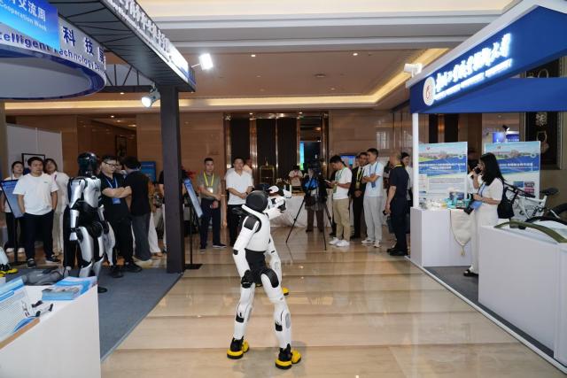 (260803) -- GUIYANG, Aug. 3, 2026 (Xinhua) -- Participants watch a robot performance during the 2026 China-ASEAN Education Cooperation Week in Guiyang, southwest China's Guizhou Province, on July 29, 2026. TO GO WITH "China Focus: AI expands space for China-ASEAN education cooperation" (Xinhua)