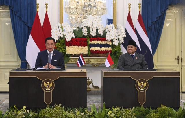 (260803) -- JAKARTA, Aug. 3, 2026 (Xinhua) -- Indonesian President Prabowo Subianto (R) and Prime Minister of the Kingdom of Thailand Anutin Charnvirakul attend a joint press conference in Jakarta, Indonesia, Aug. 3, 2026. (Xinhua/Zulkarnain)