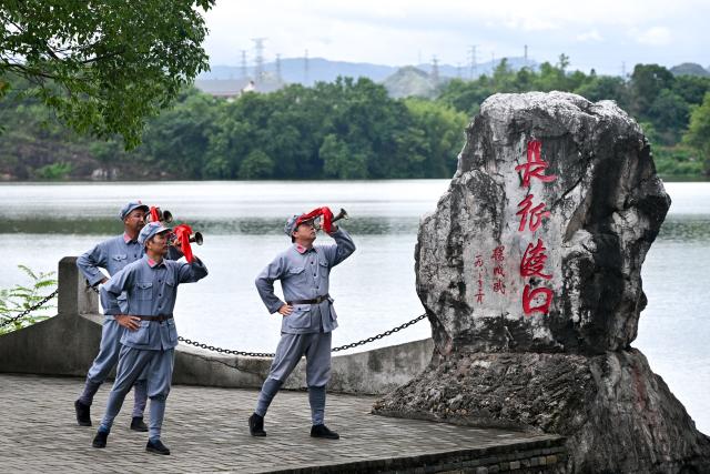 (260803) -- YUDU, Aug. 3, 2026 (Xinhua) -- Performers stage a short outdoor performance, titled "Farewell," in Yudu County of Ganzhou City, east China's Jiangxi Province, July 28, 2026. At a ferry in Yudu County, a short outdoor performance is staged every few days. The performance, titled "Farewell," recreates the autumn of 1934, when local residents in Yudu County saw off troops led by the Communist Party of China as they set out on the Long March. 
   Nearly 300 volunteers from all walks of life team up with over 20 professional actors to bring the production to life. Since its public debut in 2021, "Farewell" has been staged more than 800 times. (Xinhua/Liu Jinhai)