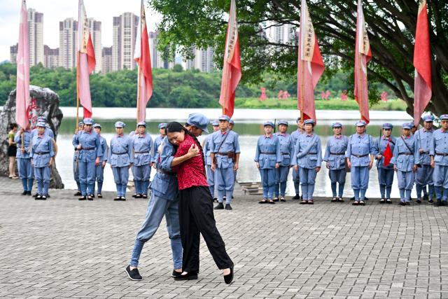 (260803) -- YUDU, Aug. 3, 2026 (Xinhua) -- Performers stage a short outdoor performance, titled "Farewell," in Yudu County of Ganzhou City, east China's Jiangxi Province, July 28, 2026. At a ferry in Yudu County, a short outdoor performance is staged every few days. The performance, titled "Farewell," recreates the autumn of 1934, when local residents in Yudu County saw off troops led by the Communist Party of China as they set out on the Long March. 
   Nearly 300 volunteers from all walks of life team up with over 20 professional actors to bring the production to life. Since its public debut in 2021, "Farewell" has been staged more than 800 times. (Xinhua/Liu Jinhai)