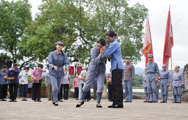 (260803) -- YUDU, Aug. 3, 2026 (Xinhua) -- Performers stage a short outdoor performance, titled "Farewell," in Yudu County of Ganzhou City, east China's Jiangxi Province, July 28, 2026. At a ferry in Yudu County, a short outdoor performance is staged every few days. The performance, titled "Farewell," recreates the autumn of 1934, when local residents in Yudu County saw off troops led by the Communist Party of China as they set out on the Long March. 
   Nearly 300 volunteers from all walks of life team up with over 20 professional actors to bring the production to life. Since its public debut in 2021, "Farewell" has been staged more than 800 times. (Xinhua/Zhou Mi)