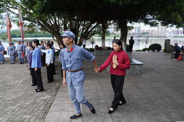 (260803) -- YUDU, Aug. 3, 2026 (Xinhua) -- Performers stage a short outdoor performance, titled "Farewell," in Yudu County of Ganzhou City, east China's Jiangxi Province, July 28, 2026. At a ferry in Yudu County, a short outdoor performance is staged every few days. The performance, titled "Farewell," recreates the autumn of 1934, when local residents in Yudu County saw off troops led by the Communist Party of China as they set out on the Long March. 
   Nearly 300 volunteers from all walks of life team up with over 20 professional actors to bring the production to life. Since its public debut in 2021, "Farewell" has been staged more than 800 times. (Xinhua/Zhou Mi)