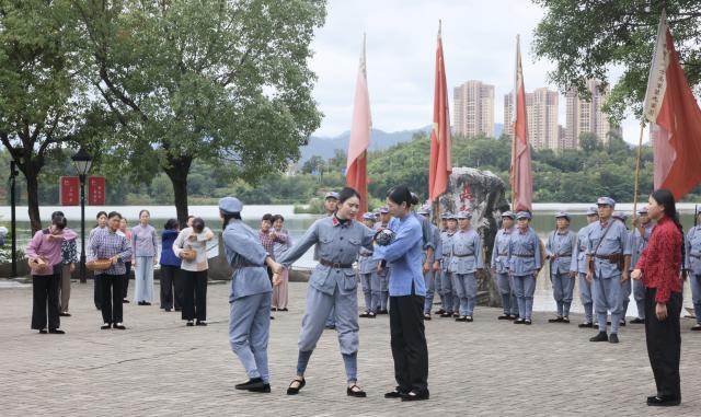 (260803) -- YUDU, Aug. 3, 2026 (Xinhua) -- Performers stage a short outdoor performance, titled "Farewell," in Yudu County of Ganzhou City, east China's Jiangxi Province, July 28, 2026. At a ferry in Yudu County, a short outdoor performance is staged every few days. The performance, titled "Farewell," recreates the autumn of 1934, when local residents in Yudu County saw off troops led by the Communist Party of China as they set out on the Long March. 
   Nearly 300 volunteers from all walks of life team up with over 20 professional actors to bring the production to life. Since its public debut in 2021, "Farewell" has been staged more than 800 times. (Photo by Xiao Liang/Xinhua)