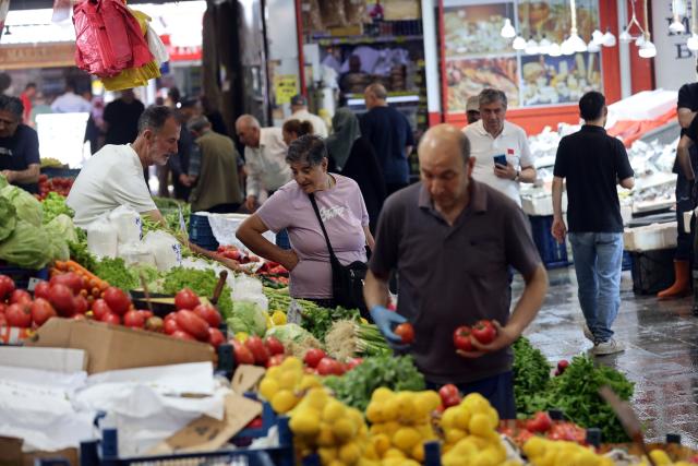(260803) -- ANKARA, Aug. 3, 2026 (Xinhua) -- People shop at a local bazaar in Ankara, Türkiye, on Aug. 3, 2026. Türkiye's consumer prices edged up 1.78 percent in July, up from a 0.99 percent rise in June, slightly slowing annual inflation to 31.75 percent due to favorable base effects, the Turkish Statistical Institute announced Monday. (Photo by Mustafa Kaya/Xinhua)