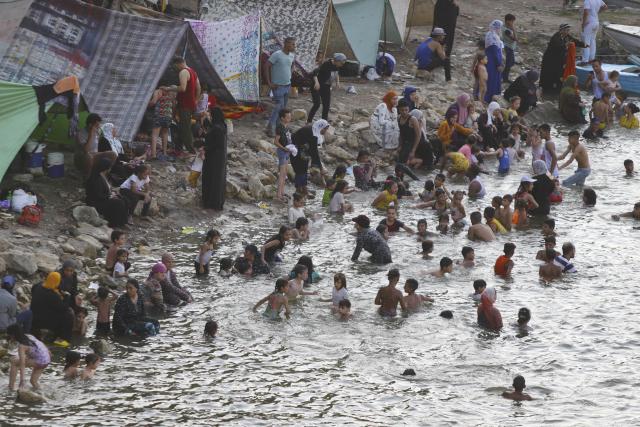 (260803) -- CAIRO, Aug. 3, 2026 (Xinhua) -- People cool themselves in the Nile River during a heatwave in Cairo, Egypt, Aug. 3, 2026. (Xinhua/Ahmed Gomaa)