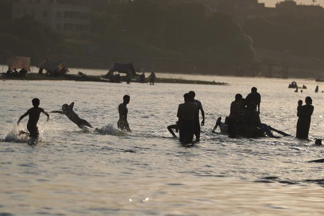 (260803) -- CAIRO, Aug. 3, 2026 (Xinhua) -- People cool themselves in the Nile River during a heatwave in Cairo, Egypt, Aug. 3, 2026. (Xinhua/Ahmed Gomaa)