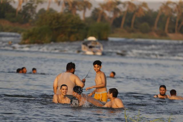 (260803) -- CAIRO, Aug. 3, 2026 (Xinhua) -- People cool themselves in the Nile River during a heatwave in Cairo, Egypt, Aug. 3, 2026. (Xinhua/Ahmed Gomaa)